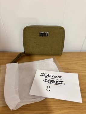 NWOT Rad Rev Card Wallet